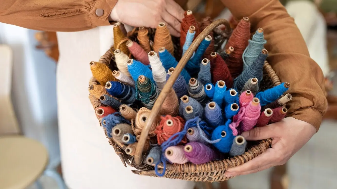 Eine Person, die in einer Stickereiwerkstatt arbeitet.