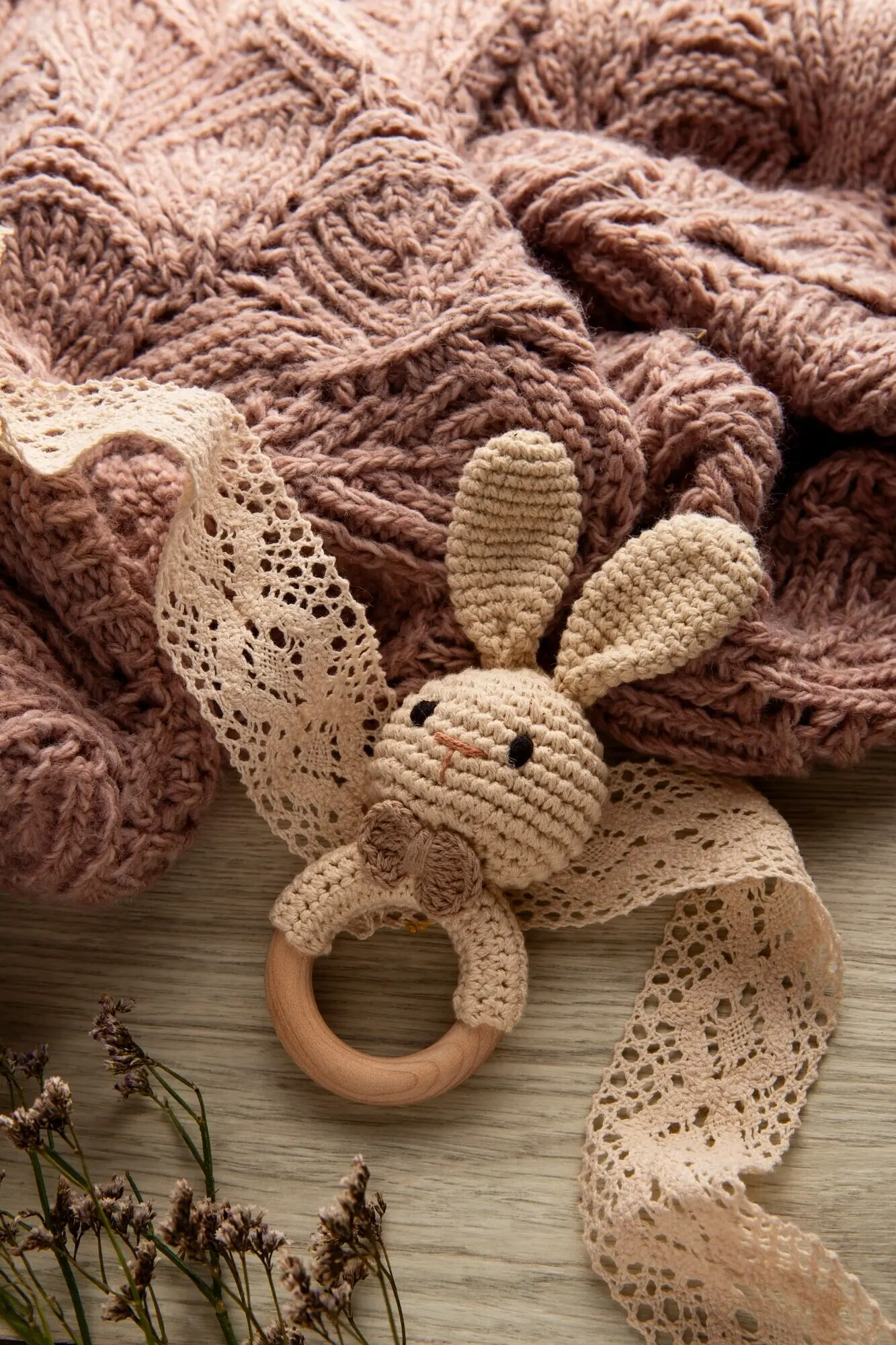 Stillleben mit gehäkelten Kuscheltieren