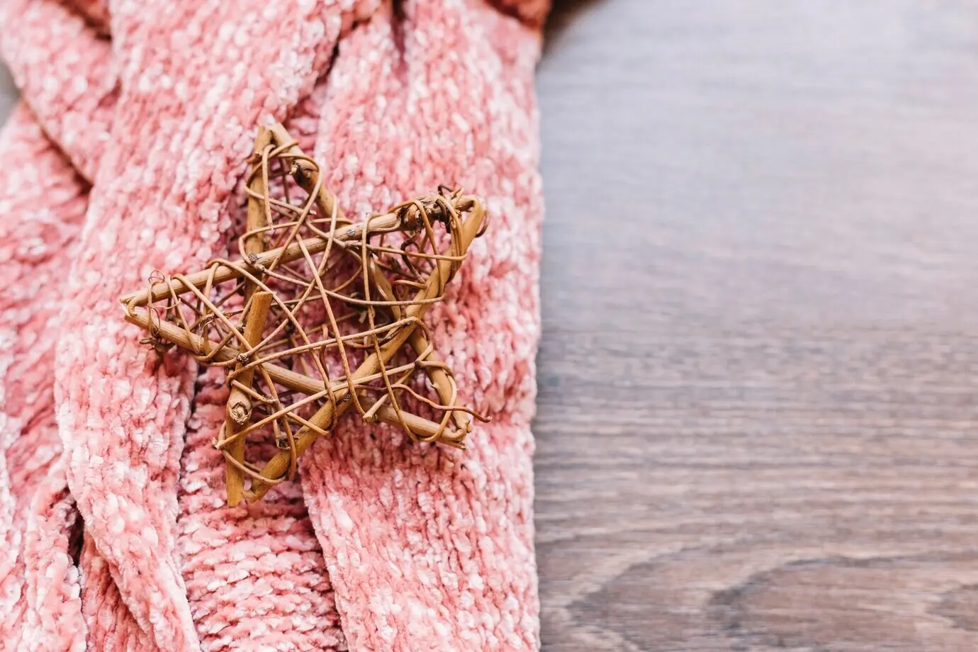 Großer Holzstern auf pinkem Schal