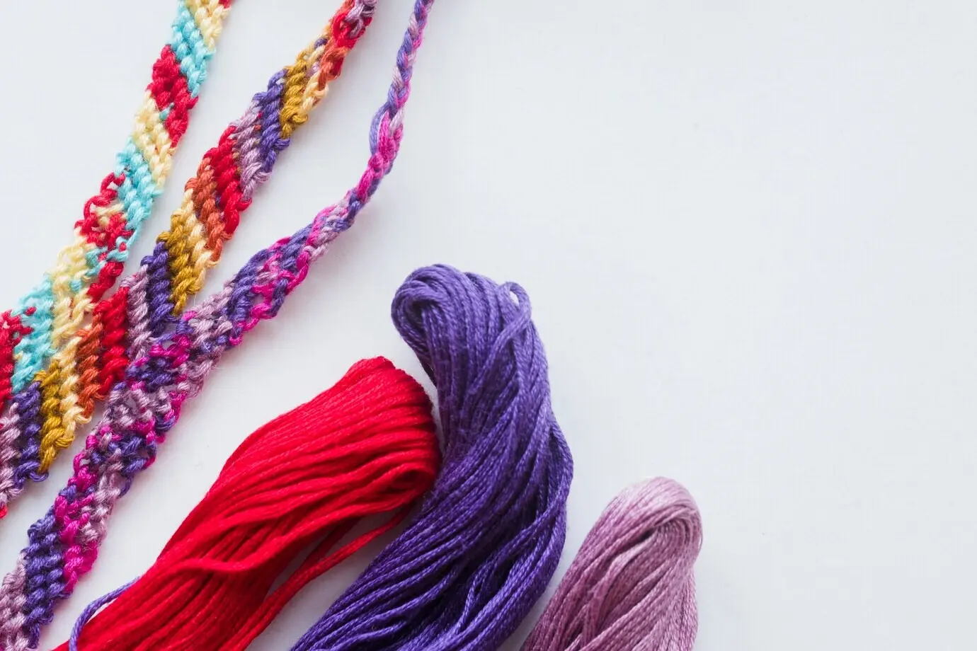 Bunte Dekokugeln und Garn